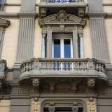 Commissionato dall�omonima famiglia all�ingegner Giovanni Logroscino nel 1925, l�edificio di cinque piani color ocra � scandito da grigie paraste corinzie e segnato da eleganti balconi... 